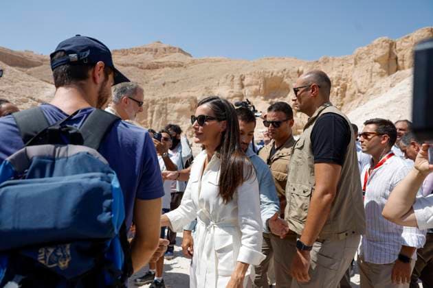 Spain s King Felipe VI (2L) and Queen Letizia (C) visit archaeological excavation projects led by Spanish researchers in Luxor, Egypt, 19 September 2025. The Spanish Royal Couple end their visit to Egypt. Spain s King and Queen visit Egypt !ACHTUNG: NUR REDAKTIONELLE NUTZUNG! Copyright: xJuanJoxMartínx GRAF7568 20250919-55017967284_1