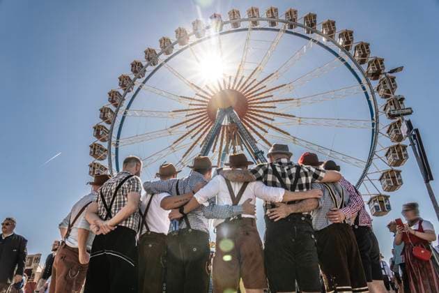 Bilder des Jahres 2025, News September 09 Oktoberfest 2025, Wiesn-Start bei strahlendem Sonnenschein und Temperaturen bis zu 30 Grad,Männer in Tracht beim Gruppenfoto vor Riesenrad, 20. September 2025 Deutschland, München, 20. September 2025, Oktoberfest 2025, Männergruppe in bayerischer Tracht machen ein Foto von sich, vor Riesenrad, Wiesn-Start bei strahlendem Sonnenschein und Temperaturen bis 30 Grad, Samstagmittag um 13 Uhr, bestes Wiesnwetter, typisch bayerisch, Volksfest, Bayern,