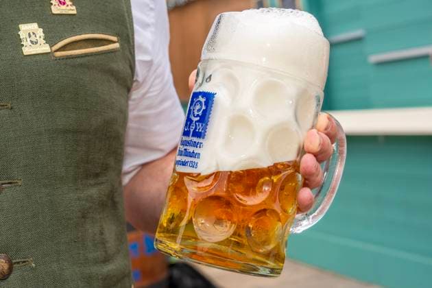 Eine frische Schaumige, Mass Bier, Augustiner, mit mehr Schaum als Bier und damit im Trend zu weniger Alkohol, Montagmorgen, Oktoberfest, München, 29. September 2025 Deutschland, München, 29. September 2025, Kellner mit einer Maß Bier, am Montagmorgen bewußt als frische Schaumige serviert, entspricht dem allgemeinen Trend zu weniger Alkohol, eine Schaumige hat viel Bierschaum und weniger Bier, damit auch weniger Alkohol, die Schaumige kostet jedoch dasselbe, wie eine voll eingeschenkte Mass, Augustiner Helle, serviert bei einem Presserundgang in der Hühner- und Entenbraterei Ammer, Füllmenge, Schnitt, Oktoberfest, bayerisch, Volksfest, Bayern,