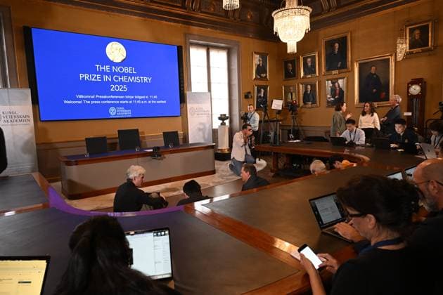 STOCKHOLM, SWEDEN 20251008 The Nobel Prize in Chemistry 2025 is announced during a press conference at the Royal Swedish Academy of Sciences STOCKHOLM SWEDEN x10080x Copyright: xFredrikxSandberg TTx NOBELPRIS KEMI 2025 TILLKÄNNAGIVANDE AFLtzuvCxME