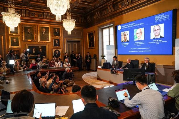 (251008) -- STOCKHOLM, Oct. 8, 2025 -- The 2025 Nobel Prize in Chemistry is announced in Stockholm, Sweden, Oct. 8, 2025. Susumu Kitagawa, Richard Robson and Omar M. Yaghi were awarded the 2025 Nobel Prize in Chemistry on Wednesday for developing metal-organic frameworks (MOFs), the Royal Swedish Academy of Sciences announced. ) SWEDEN-STOCKHOLM-NOBEL PRIZE IN CHEMISTRY PengxZiyang