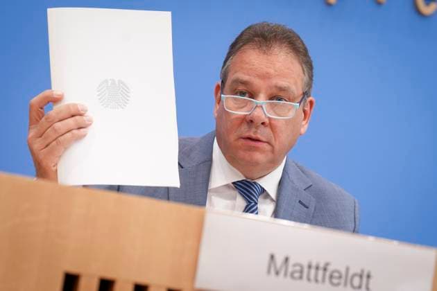 Bundespressekonferenz, Jahresbericht 2024 des Petitionsausschusses Andreas Mattfeldt (Sprecher der CDU-CSU-Fraktion) haelt den Bericht in der Hand bei seinen Ausfuerungen zum Jahresberichts 2024 des Petitionsausschusses in der Bundespressekonferenz, Berlin, 15.10.2025 Berlin Berlin Deutschland