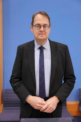 Bundespressekonferenz, Jahresbericht 2024 des Petitionsausschusses Soeren Pellmann (Obmann von DIE LINKE) im Portrait bei der Vorstellung des Jahresberichts 2024 des Petitionsausschusses in der Bundespressekonferenz, Berlin, 15.10.2025 Berlin Berlin Deutschland