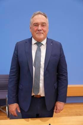 Bundespressekonferenz, Jahresbericht 2024 des Petitionsausschusses Manfred Schiller (Obmann der AfD) im Portrait bei der Vorstellung des Jahresberichts 2024 des Petitionsausschusses in der Bundespressekonferenz, Berlin, 15.10.2025 Berlin Berlin Deutschland