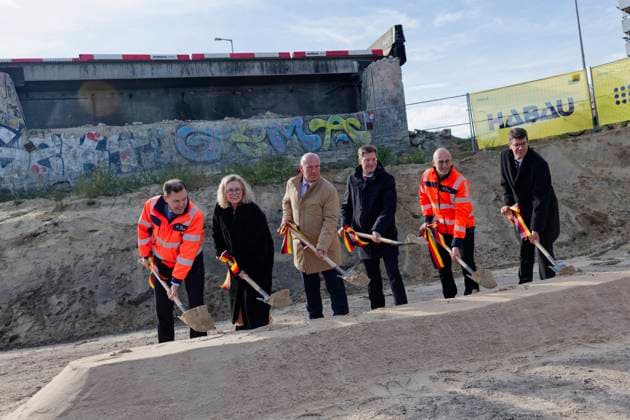 News Themen der Woche KW 43 Start Wiederaufbau A100-Ringbahnbrücke 2025-10-20 Deutschland, Berlin Erster symbolischer Spatenstich für den Wiederaufbau der A100-Brücke über die Berliner Ringbahn am Autobahnkreuz Funkturm. Im Bild v.l. Dr. Michael Günter, Vorsitzender der Geschäftsführung der Autobahn GmbH des Bundes, Ute Bonde (CDU), Berliner Verkehrssenatorin, Kai Wegner (CDU), Regierender Bürgermeister von Berlin, Andreas Irngartinger, Technischer Geschäftsführer der DEGES GmbH, Dirk Brandenburger, Technischer Geschäftsführer Autobahn GmbH des Bundes, Christian Hirte (CDU), Parlamentarischer Staatssekretär beim Bundesminister für Verkehr.