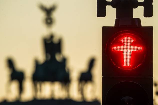 Rote Ampel vor dem Brandenburger Tor, Berlin, Oktober 2025 Deutschland, Berlin, Oktober 2025, rotes Ampelmännchen vor dem Brandenburger Tor, Quadriga, rote Fussgängerampel, rotes Licht, Symbolfoto Reformstau, die Figur des Ost-Ampelmännchens wurde von Karl Peglau entworfen, Ampelmännchen und Quadriga sind zwei Berliner Symbole,