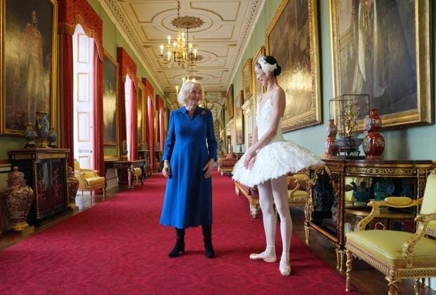 English National Ballet reception Queen Camilla, Patron of the English National Ballet, and ballerina Sangeun Lee, during a reception with staff, dancers, and supporters to celebrate the company s 75th anniversary and recognise the heritage, innovative creation of new works, and their learning and engagement programme, at Buckingham Palace in central London. Picture date: Wednesday November 12, 2025., Credit:Yui Mok Avalon UK, London Copyright: xYuixMokx xAvalonx 1052047489