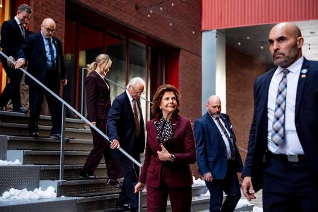 November 20, 2025, Montreal, Pq, CANADA: Sweden s Queen Silvia, centre, Sweden s King Carl XVI Gustaf, left, and Deputy Prime Minister Ebba Busch, far left, depart following a tour of Mila, the Quebec Artificial Intelligence Institute, in Montreal, Thursday, Nov. 20, 2025. Montreal CANADA - ZUMAc35_ 20251120_zaf_c35_110 Copyright: xChristopherxKatsarovx