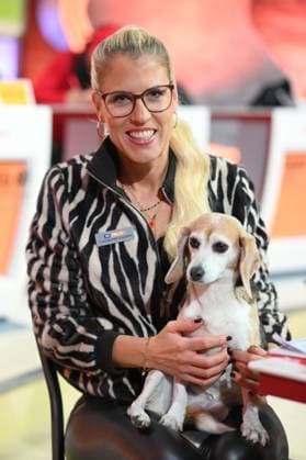 DOC POLLY, Dr. Tanja POLLMUELLER, Pollmüller, Tieraerztin, mit ihrem Hund Heidi, Mini-Beagle, 30. RTL Spendenmarathon Wir helfen Kindern , Fernsehen, 20.-21.11.2025 in Huerth, Deutschland,