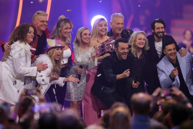 Die Giovanni Zarrella Show - Wir sagen Dankeschön Giovanni Zarrella und seine Gäste (Die Großstadtengel, Markus, Sonia Liebing, Marina Marx, Beatrice Egli, Olaf Berger, Nicole, Josh Groban, Stefano Zarrella) posen für ein Gruppenfoto. Die Giovanni Zarrella Show. ZDF-Live Sendung vom 22.11.2025 in der Baden-Arena Offenburg unter dem Motto Wir sagen Dankeschön. Offenburg, Baden-Württemberg, Deutschland.