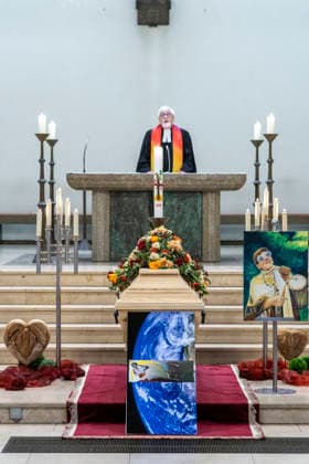 Trauerfeier und Beisetzung von Prof. Ilse Storb. 26.11.2025, EU, DEU, Deutschland, Nordrhein-Westfalen, Essen: Trauerfeier in der Gemeindekirche St. Markus mit anschließender Beisetzung auf dem Gemeindefriedhof von der mit 96 Jahren verstorbenen Prof. Ilse Storb Ilse Storb durch Pastor Steffen Hunder. Sie war die einzige Professorin für Jazzforschung in Europa. EU, DEU, Germany, North Rhine-Westphalia, Essen: Funeral service at St. Markus Parish Church followed by burial at the parish cemetery for Prof. Ilse Storb, who passed away at the age of 96. Ilse Storb was the only professor of jazz studies in Europe.