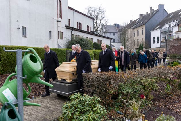 Trauerfeier und Beisetzung von Prof. Ilse Storb. 26.11.2025, EU, DEU, Deutschland, Nordrhein-Westfalen, Essen: Trauerfeier in der Gemeindekirche St. Markus mit anschließender Beisetzung auf dem Gemeindefriedhof von der mit 96 Jahren verstorbenen Prof. Ilse Storb Ilse Storb durch Pastor Steffen Hunder. Sie war die einzige Professorin für Jazzforschung in Europa. EU, DEU, Germany, North Rhine-Westphalia, Essen: Funeral service at St. Markus Parish Church followed by burial at the parish cemetery for Prof. Ilse Storb, who passed away at the age of 96. Ilse Storb was the only professor of jazz studies in Europe.