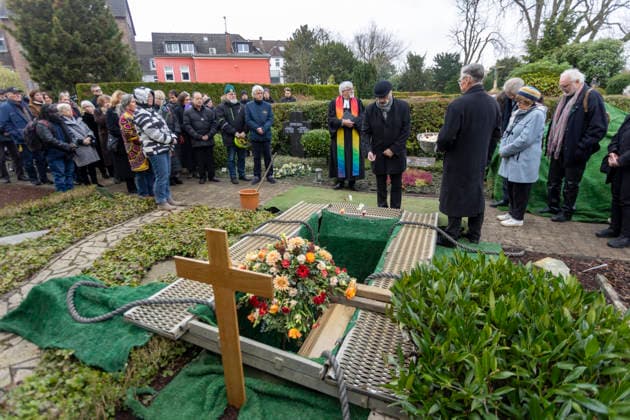 Trauerfeier und Beisetzung von Prof. Ilse Storb. Trauerfeier und Beisetzung von Prof. Ilse Storb. EU, DEU, Deutschland, Nordrhein-Westfalen, Essen: Trauerfeier in der Gemeindekirche St. Markus mit anschließender Beisetzung auf dem Gemeindefriedhof von der mit 96 Jahren verstorbenen Prof. Ilse Storb Ilse Storb. Sie war die einzige Professorin für Jazzforschung in Europa. 26.11.2025, EU, DEU, Deutschland, Nordrhein-Westfalen, Essen: Trauerfeier in der Gemeindekirche St. Markus mit anschließender Beisetzung auf dem Gemeindefriedhof von der mit 96 Jahren verstorbenen Prof. Ilse Storb Ilse Storb durch Pastor Steffen Hunder. Sie war die einzige Professorin für Jazzforschung in Europa. Kulturdezernent der Stadt Essen Muchtar Al Ghusain. EU, D