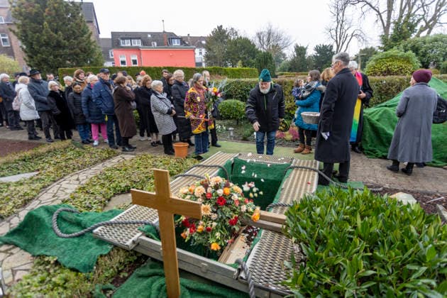Trauerfeier und Beisetzung von Prof. Ilse Storb. 26.11.2025, EU, DEU, Deutschland, Nordrhein-Westfalen, Essen: Trauerfeier in der Gemeindekirche St. Markus mit anschließender Beisetzung auf dem Gemeindefriedhof von der mit 96 Jahren verstorbenen Prof. Ilse Storb Ilse Storb durch Pastor Steffen Hunder. Sie war die einzige Professorin für Jazzforschung in Europa. Der ehemalige zweite Grüne Bürgermeister der Stadt Essen Rolf Fliss. EU, DEU, Germany, North Rhine-Westphalia, Essen: Funeral service at St. Markus Parish Church followed by burial at the parish cemetery for Prof. Ilse Storb, who passed away at the age of 96. Ilse Storb was the only professor of jazz studies in Europe.