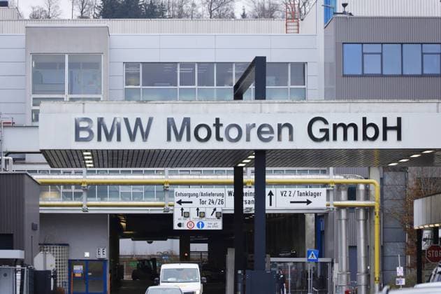 08.12.2025, Steyr, AUT, Unterwegs in Oberösterreich, Themenbild, Symbolbild, Verschiedene Themenbilder, BMW Steyr, im Bild BMW Motoren GmbH, BMW Group Werk Steyr, Werkshalle, Motorenfertigung, Firmengelaende, BMW Logo, Aussenansicht, Kfz-Industrie, Oberoesterreich,