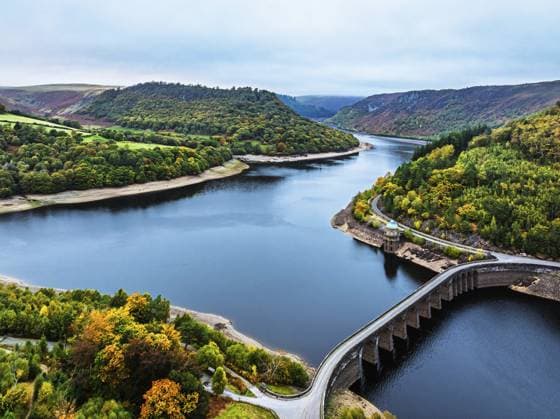Herbst über dem Garreg Ddu Dam von einer Drohne aus, Elan Valley, Caban Coch Reservoir, Rhayader, Wales, Großbritannien Autumn over Garreg Ddu Dam from a drone, Elan Valley, Caban-Coch Reservoir, Rhayader, Wales, UK Copyright: imageBROKER MaciejxOlszewski ibxmao15871954.jpg