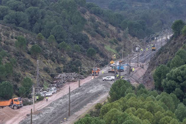 Adif starts track repair works in Adamuz Cordoba after the accident Images of the track repair works in Adamuz after the accident, on January 29th, 2026, in Cordoba Andalusia, Spain Staff of the Railway Infrastructure Administrator Adif has started this Thursday the repair works of the railway track passing through the Cordoba municipality of Adamuz after the railway accident on Sunday, January 18th, which caused 45 deaths and more than 120 injured due to the derailment of an Iryo train, Madrid-bound Iryo train, which collided laterally with an Alvia train, Huelva-bound, which later went off the track and registered the highest number of victims 29 JANUARY 2026 Cordoba Andalucia Cordoba Andalucia Espana Copyright: xMaderoxCuberox 7253232