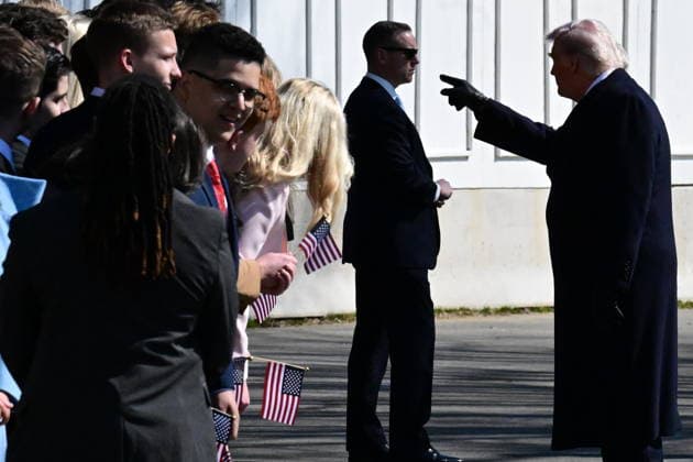 President Donald Trump Speaks To Reporters At The White House President Donald Trump greets supporters at the White House. February 27, 2026, Washington, D.C., USA: Trump expresses his displeasure with Iran s stance in the nuclear negotiations to reporters and warns that there is still no decision on a possible attack. Mandatory Credit: Kyle Mazza TheNews2 (Foto: Kyle Mazza Thenews2 imago images) President Donald Trump Speaks To Reporters At The White House Copyright: xKylexMazza thenews2x