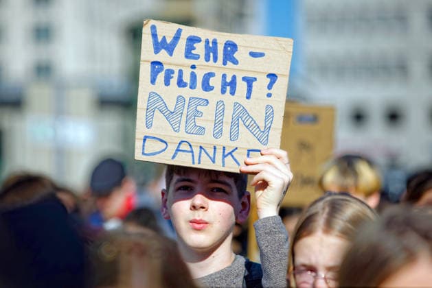 Berlin, Deutschland, DEU - Schulstreik gegen Wehrpflicht 05.03.2026, Berlin, Deutschland, DEU - Schulstreik gegen Wehrpflicht. Schueler aus Berlin streiken gegen eine moegliche Musterungen, Kriegsdienst und eine zunehmende Militarisierung. Demonstrant haelt ein Plakat mit der Aufschrift: Wehrpflicht nein Danke. MODEL RELEASE: NO, PROPERTY RELEASE: NO, (c) Stefan Trappe, http: www.trappe-foto.de, stefan@trappe-foto.de - Bei Verwendung des Fotos ausserhalb journalistischer Zwecke bitte Ruecksprache halten - Jede Nutzung des Fotos ist honorarpflichtig ! Berlin Potsdamer Platz Berlin Deutschland