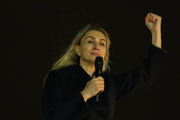 News Bilder des Tages March 18, 2026, Fatih, Istanbul, Turkey: Dilek Imamoglu, wife of Istanbul Mayor Ekrem Imamoglu, gestures, as supporters of Istanbul Mayor Ekrem Imamoglu gather outside the Istanbul Metropolitan Municipality building during a rally to protest the first anniversary of the arrest of Istanbul Mayor Ekrem Imamoglu, the mayor of Istanbul in Istanbul, Turkey on March 18, 2026. Fatih Turkey - ZUMAu194 20260318_zip_u194_006 Copyright: xTolgaxUluturkx
