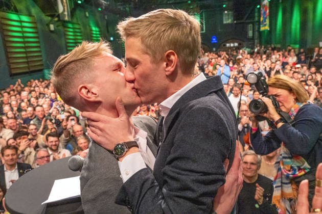 News Bilder des Tages Dominik Krause, GRÜNE, neuer Müchner Oberbürgermeister, küsst seinenFreund Sebastian Müller, nach seinem Wahlsieg in der OB-Stichwahl, GRÜNEN-Wahlparty, Muffathalle, abends, München, 22. März 2026 Deutschland, München, 22. März 2026, Dominik Krause, DIE GRÜNEN, neuer Müchner Oberbürgermeister, küsst seinen Freund Sebastian Müller, nach seinem Wahlsieg in der OB-Stichwahl gegen Dieter Reiter, GRÜNEN-Wahlparty, Dominik Krause wird gefeiert, queer, Muffathalle, abends,