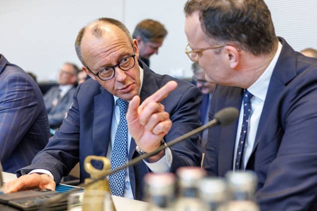 Fraktionssitzung CDU CSU Bundeskanzler Friedrich Merz (CDU) und Jens Spahn bei einer Fraktionssitzung am 24.03.26 in Berlin. Berlin Berlin Deutschland Bundestag