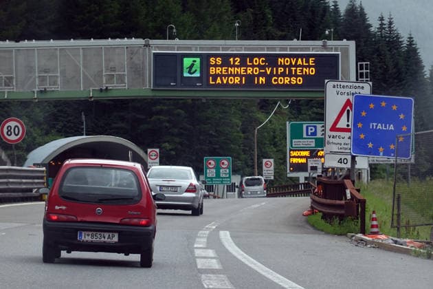 16.07.2021, Gries am Brenner, Tirol, AUT - Grenzuebergang nach Italien am Brennerpass. (Alltag, Ausland, aussen, Aussenaufnahme, Autobahn, Autos, EU, Europa, europaeisch, Europaeische Union, Gesellschaft, Grenze, Grenzgebiet, Grenzuebergang, Grenzuebertritt, Gries am Brenner, gruene Grenze, Italien, italienisch, Jahreszeit, Kraftfahrzeuge, Oesterreich, oesterreichisch, PKW, QF, Querformat, Reise, Schengen, Schengen-Abkommen, Schengener Abkommen, Schilder, Sommer, Staatsgrenze, Strasse, Strassenschilder, Strassenszene, Strassenverkehr, Tirol, Verkehr, Verkehrsschilder, verreisen, Westeuropa, Wirtschaft) 210716D087TIROL.JPG