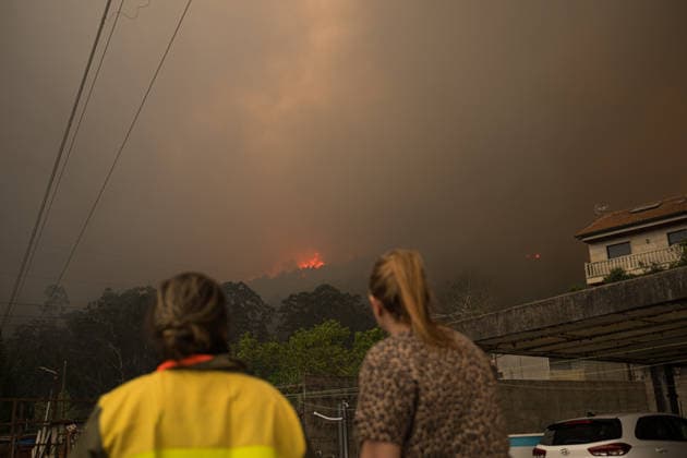 Forest fire near the National Airport of Vigo Peinador Several people observe the forest fire in the Galleiro mountain, on April 6, 2026, in Ribadetea, Ponteareas, Pontevedra, Galicia Spain The Galleiro mountain fire began at 14 47 hours in the parish of Ribadetea, in the municipality of Ponteareas According to the Consellería do Medio Rural, three airplanes, two helicopters, fifteen brigades, seven motor-pumps, ten agents, a shovel and a technician are operating in the area 06 APRIL 2026 Elena Ferná Ribadetea, Ponteareas, Pontevedr Ribadetea, Ponteareas, Pontevedr Spain Copyright: xElenaxFernandezx 7418879