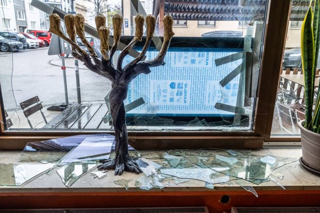 News Bilder des Tages Anschlag auf das jüdische Restaurant Eclipse, Spuren des Anschlags, Glasscherben neben dem Chanukka-Leuchter, München, 10. April 2026 Deutschland, München, 10. April 2026, Anschlag auf das jüdische Restaurant Eclipse in der Maxvorstadt, Spuren des Anschlags im Lokal, Glasscherben liegen neben dem Chanukka-Leuchter, der Anschlag war nachts um 0:45 passiert, Fensterscheiben gingen zu Bruch, Löcher sind abgeklebt, die das Restaurant wird laut Besitzer später am Nachmittag ganz normal öffnen, Polizei bewacht das Lokal in der Heßstraße, versuchter Brandanschlag, Täter bisher unbekannt, der Staatsschutz ermittelt, Antisemitismus, Politik, Bayern