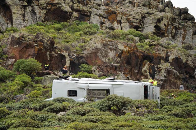 News Bilder des Tages Fatal bus accident in La Gomera Bus accident, 10 April 2026, in San Sebastian de La Gomera, Canary Islands Spain At least one person died and 14 were injured, three of them seriously, this Friday after a tourist bus plunged into a ravine in La Gomera The incident occurred around 13 15 Canary time 14 15 hours on the Peninsula in the GM 2, at the height of the municipality of San Sebastian de La Gomera To the scene have moved ambulances Canary Islands Emergency Service, a medical helicopter, another helicopter GES and police resources 10 APRIL 2026 TRAFFIC ACCIDENT Europa Press Canarias 10 04 2026 San Sebastian de La Gomera, Cana San Sebastian de La Gomera, Cana Espana Copyright: xEuropaxPressxCanariasx 7429374