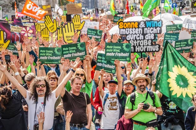 Erneuerbare Energien verteidigen! Motto der Großdemonstration gegen die Politik von Wirtschaftsministerin Reiche, Siegestor, München, 18. April 2026 Deutschland, München, 18. April 2026, Demonstration unter dem Motto: Erneuerbare Energien verteidigen, gegen die Politik von CDU-Wirtschaftsministerin Katherina Reiche, Demo startet am Siegestor, Bündnis aus Greenpeace Bayern, BUND Naturschutz von Fridays for Future, ca. 10.000 Teilnehmer, bundesweite Proteste, Kundgebung, Aktion, Klima, Energiewende, Umwelt, Bayern,