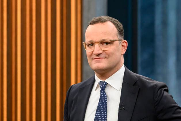 im Bild v.l.: Jens Spahn, Vorsitzender der CDU CSU-Fraktion, GER, Berlin, Studio, zu Gast bei - Caren Miosga, Polittalk, TV, Format, mit Moderatorin, Das Erste, aus Adlershof - am Studio 20, Thema: Hohe Preise, wenig Zuversicht wie findet Deutschland aus der Krise? 19.04.2026 Copyright: HMBxMedia UwexKoch