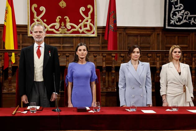 Spain s King Felipe VI (L) and Queen Letizia (C), accompanied by Madrid s Regional President, Isabel Diaz Ayuso (2R), chair the 2025 Cervantes Literature Prize awarding ceremony to Mexican writer Gonzalo Celorio (unseen) at the University of Alcala de Henares, Madrid, Spain, 23 April 2026. The Cervantes Prize is the most important award for Hispanic Literature that is delivered each 23 April to mark World Book Day and Spanish writer Miguel de Cervantes passing. Spain s Royal Couple hands in Cervantes Literature Prize to Mexican writer Gonzalo Celorio !ACHTUNG: NUR REDAKTIONELLE NUTZUNG! Copyright: xBallesterosx GRAF8145 20260423-55020071134_1