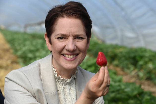 Silke GORISSEN, Gorißen, CDU, Ministerin fuer Landwirtschaft und Verbraucherschutz des Landes Nordrhein-Westfalen, mit einer Erdbeere, Silke GORISSEN, Gorißen, CDU, Ministerin fuer Landwirtschaft und Verbraucherschutz des Landes Nordrhein-Westfalen, und Repraesentanten der Landwirtschaft eroeffnen die Erdbeersaison, Eroeffnung der Erdbeersaison, Spargelhof Fruhen in Toenisvorst, 29.04.2026,