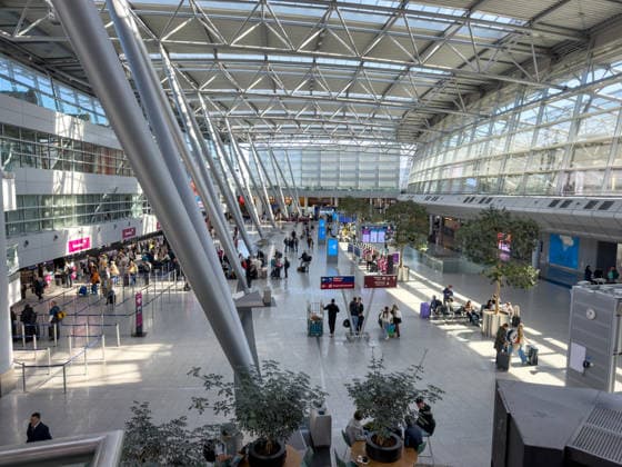 Flughafen Düsseldorf, Deutschland, Europa, Terminalhalle, Check-in, Sicherheitskontrolle, Reisende, Koffer, Warteschlangen, Abflugbereich, Infrastruktur, Luftfahrt, Mobilität, Reiseverkehr, Architektur, Stahlkonstruktion, Glasdach, Tageslicht, Tourismus, Geschäftsreise, Ferienreise, Airline, Flughafenbetrieb, Logistik, Passagiere Copyright: xJOERANxSTEINSIEKx
