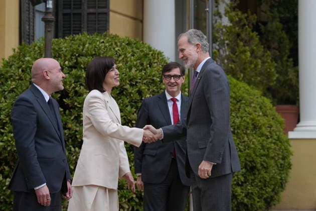 King Felipe VI greets the Minister of Science, Diana Morant, the President of the Generalitat de Catalunya, Salvador Illa, and the Government Delegate in Catalonia, Carlos Prieto, upon his arrival at the presentation of the National Research Awards 2025, at the Palau Pedralbes, May 4, 2026, in Barcelona, Catalonia Spain These awards are Spains most important recognition in the field of scientific research, and highlight the talent of the people and organizations which, through their work, contribute to the progress of society 04 MAY 2026 Spain Copyright: xDavidxZorrakinox 7497357
