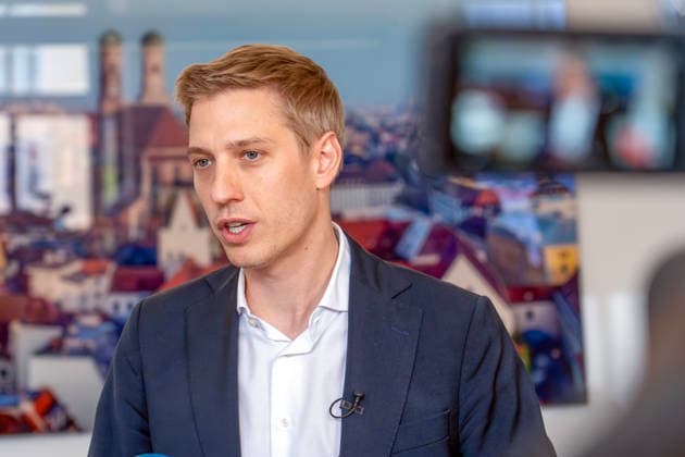 Dominik Krause, DIE GRÜNEN, neuer Müchner Oberbürgermeister, Amtsantritt: erster Arbeitstag im neuen OB-Büro im Rathaus, München, 4. Mai 2026 Deutschland, München, Dominik Krause, DIE GRÜNEN, neuer Müchner Oberbürgermeister, Amtsantritt: erster Arbeitstag im neuen OB-Büro im Rathaus, empfängt Journalisten zu Fotos und Interviews, im Hintergrund ein München-Foto mit dem Wahrzeichen Frauenkirche, Kommunalpolitik, Bayern