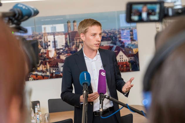 Dominik Krause, DIE GRÜNEN, neuer Müchner Oberbürgermeister, Amtsantritt: erster Arbeitstag im neuen OB-Büro im Rathaus, München, 4. Mai 2026 Deutschland, München, Dominik Krause, DIE GRÜNEN, neuer Müchner Oberbürgermeister, Amtsantritt: erster Arbeitstag im neuen OB-Büro im Rathaus, empfängt Journalisten zu Fotos und Interviews, im Hintergrund ein München-Foto mit dem Wahrzeichen Frauenkirche, Kommunalpolitik, Bayern