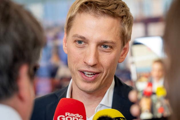 Dominik Krause, DIE GRÜNEN, neuer Müchner Oberbürgermeister, Amtsantritt: erster Arbeitstag im neuen OB-Büro im Rathaus, gibt Presseinterviews, München, 4. Mai 2026 Deutschland, München, Dominik Krause, DIE GRÜNEN, neuer Müchner Oberbürgermeister, Amtsantritt: erster Arbeitstag im neuen OB-Büro im Rathaus, empfängt Journalisten zu Fotos und Interviews, im Hintergrund ein München-Foto mit dem Wahrzeichen Frauenkirche, Kommunalpolitik, Bayern