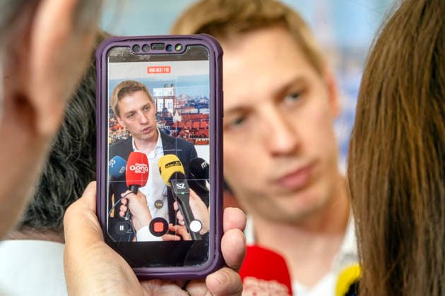Dominik Krause, DIE GRÜNEN, neuer Müchner Oberbürgermeister, Amtsantritt: erster Arbeitstag im neuen OB-Büro im Rathaus, gibt Presseinterviews, München, 4. Mai 2026 Deutschland, München, Dominik Krause, DIE GRÜNEN, neuer Müchner Oberbürgermeister, Amtsantritt: erster Arbeitstag im neuen OB-Büro im Rathaus, empfängt Journalisten zu Fotos und Interviews, hier: scharfgestellt auf das Handy eines Kollegen, der das Interview aufzeichnet, Kommunalpolitik, Bayern