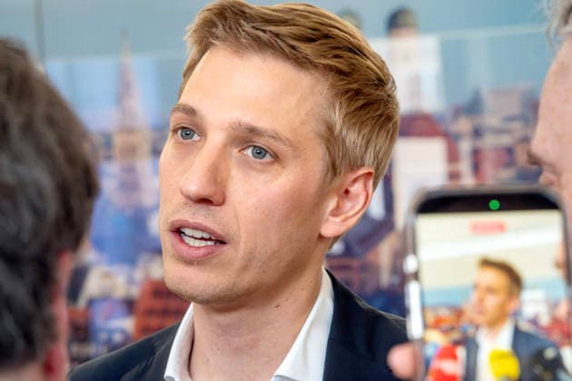 Dominik Krause, DIE GRÜNEN, neuer Müchner Oberbürgermeister, Amtsantritt: erster Arbeitstag im neuen OB-Büro im Rathaus, gibt Presseinterviews, München, 4. Mai 2026 Deutschland, München, Dominik Krause, DIE GRÜNEN, neuer Müchner Oberbürgermeister, Amtsantritt: erster Arbeitstag im neuen OB-Büro im Rathaus, empfängt Journalisten zu Fotos und Interviews, im Hintergrund ein München-Foto mit dem Wahrzeichen Frauenkirche, Kommunalpolitik, Bayern