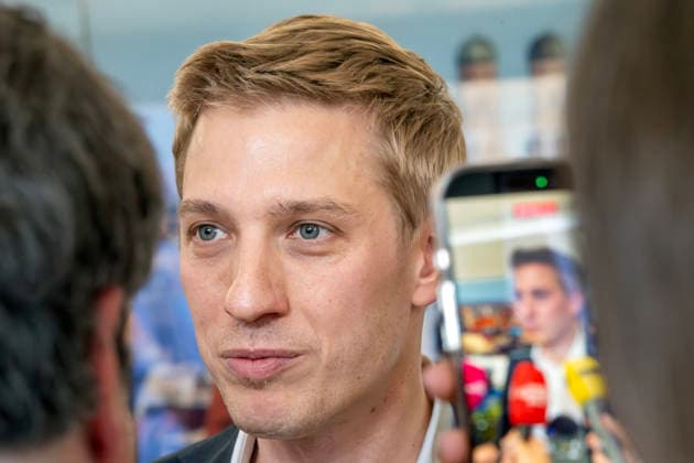 Dominik Krause, DIE GRÜNEN, neuer Müchner Oberbürgermeister, Amtsantritt: erster Arbeitstag im neuen OB-Büro im Rathaus, gibt Presseinterviews, München, 4. Mai 2026 Deutschland, München, Dominik Krause, DIE GRÜNEN, neuer Müchner Oberbürgermeister, Amtsantritt: erster Arbeitstag im neuen OB-Büro im Rathaus, empfängt Journalisten zu Fotos und Interviews, im Hintergrund ein München-Foto mit dem Wahrzeichen Frauenkirche, Kommunalpolitik, Bayern