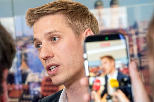 Dominik Krause, DIE GRÜNEN, neuer Müchner Oberbürgermeister, Amtsantritt: erster Arbeitstag im neuen OB-Büro im Rathaus, gibt Presseinterviews, München, 4. Mai 2026 Deutschland, München, Dominik Krause, DIE GRÜNEN, neuer Müchner Oberbürgermeister, Amtsantritt: erster Arbeitstag im neuen OB-Büro im Rathaus, empfängt Journalisten zu Fotos und Interviews, im Hintergrund ein München-Foto mit dem Wahrzeichen Frauenkirche, Kommunalpolitik, Bayern