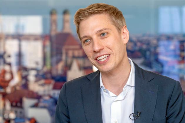 Dominik Krause, DIE GRÜNEN, neuer Müchner Oberbürgermeister, Amtsantritt: erster Arbeitstag im neuen OB-Büro im Rathaus, München, 4. Mai 2026 Deutschland, München, Dominik Krause, DIE GRÜNEN, neuer Müchner Oberbürgermeister, Amtsantritt: erster Arbeitstag im neuen OB-Büro im Rathaus, empfängt Journalisten zu Fotos und Interviews, im Hintergrund ein München-Foto mit dem Wahrzeichen Frauenkirche, Kommunalpolitik, Bayern