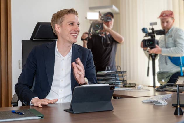 Dominik Krause, DIE GRÜNEN, neuer Müchner Oberbürgermeister, Amtsantritt: erster Arbeitstag im neuen OB-Büro im Rathaus, gibt Presseinterviews, München, 4. Mai 2026 Deutschland, München, Dominik Krause, DIE GRÜNEN, neuer Müchner Oberbürgermeister, Amtsantritt: erster Arbeitstag im neuen OB-Büro im Rathaus, empfängt Journalisten zu Fotos und Interviews, hier an seinem Schreibtisch, Kamerateams im Hintergrund, Kommunalpolitik, Bayern