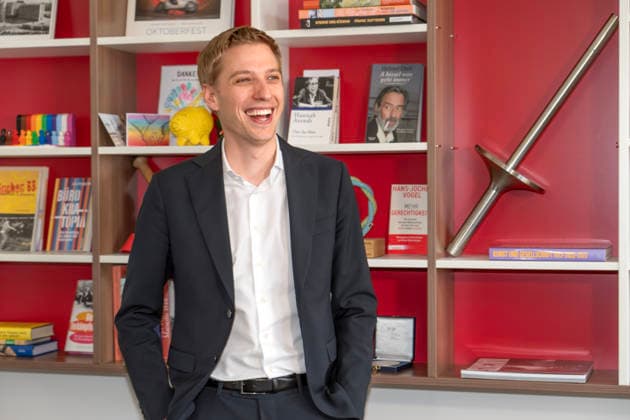 Dominik Krause, DIE GRÜNEN, neuer Müchner Oberbürgermeister, Amtsantritt: erster Arbeitstag im neuen OB-Büro im Rathaus, mit original Olympiafackel von 1972 im Regal, München, 4. Mai 2026 Deutschland, München, Dominik Krause, DIE GRÜNEN, neuer Müchner Oberbürgermeister, Amtsantritt: erster Arbeitstag im neuen OB-Büro im Rathaus, mit original Olympiafackel von 1972 im Regal, Kommunalpolitik, Bayern