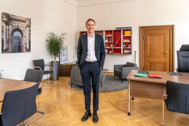 Dominik Krause, DIE GRÜNEN, neuer Müchner Oberbürgermeister, Amtsantritt: erster Arbeitstag im neuen OB-Büro im Rathaus, München, 4. Mai 2026 Deutschland, München, Dominik Krause, DIE GRÜNEN, neuer Müchner Oberbürgermeister, Amtsantritt: erster Arbeitstag im neuen OB-Büro im Rathaus, empfängt Journalisten zu Fotos und Interviews, Kommunalpolitik, Bayern