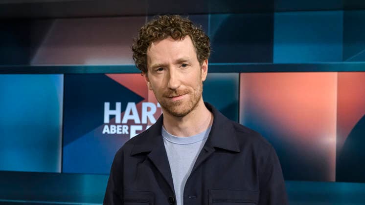 im Bild v.l.: Moderator - Louis Klamroth, GER, Berlin, hart aber fair - Polittalk, TV, Format, mit Moderator - Louis Klamroth, Das Erste, Das Thema: Teuer und nur Mittelmaß: Was läuft schief bei Ärzten, Kliniken und Kassen? 04.05.2026, Copyright: HMBxMedia UwexKoch