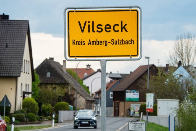 Geplanter US-Truppenabzug: Ortseingang Vilseck, vom Standort Vilseck sollen 5.000 US-Soldaten abgezogen werden, Vilseck, Bayern, 5. Mai 2026 Deutschland, Vilseck, Oberpfalz, 5. Mai 2026, Ortseingang Vilseck, vom Standort Vilseck sollen 5.000 US-Soldaten abgezogen werden, die Stryker-Brigade ist in den nahegelegenen Rose Barracks stationiert, Kaserne beim Truppenübungsplatz Grafenw2öhr, geplanter US-Truppenabzug bringt Probleme für die Ortschaften in der unmittelbaren Nähe, wie Vilseck, die in den letzten 70 Jahren von der Stationierung profitiert hatten, Krise, Bayern,