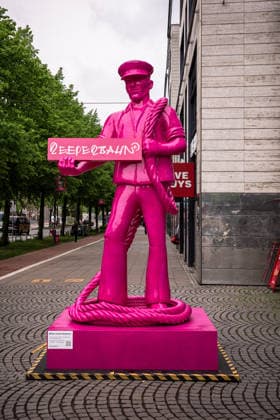 Deutschland, Hamburg, Reeperbahn 400 Jahre Jubiläum, pinke Seemanns-Statue, temporäre Kunstinstallation, ca. 4 Meter hoch, ca. 350 kg schwer, Figur mit Reepe (Tau) über der Schulter, Seemannshut, erinnert an Reepschläger des 17. Jahrhunderts, Herstellung von bis zu 300 Meter langen Tauen, Namensherkunft der Reeperbahn (früher Altonaer Allee), Ausstellung bis Anfang Oktober, urbaner Straßenraum, moderner Kontext trifft historische Bedeutung Copyright: xStefanxTrochax